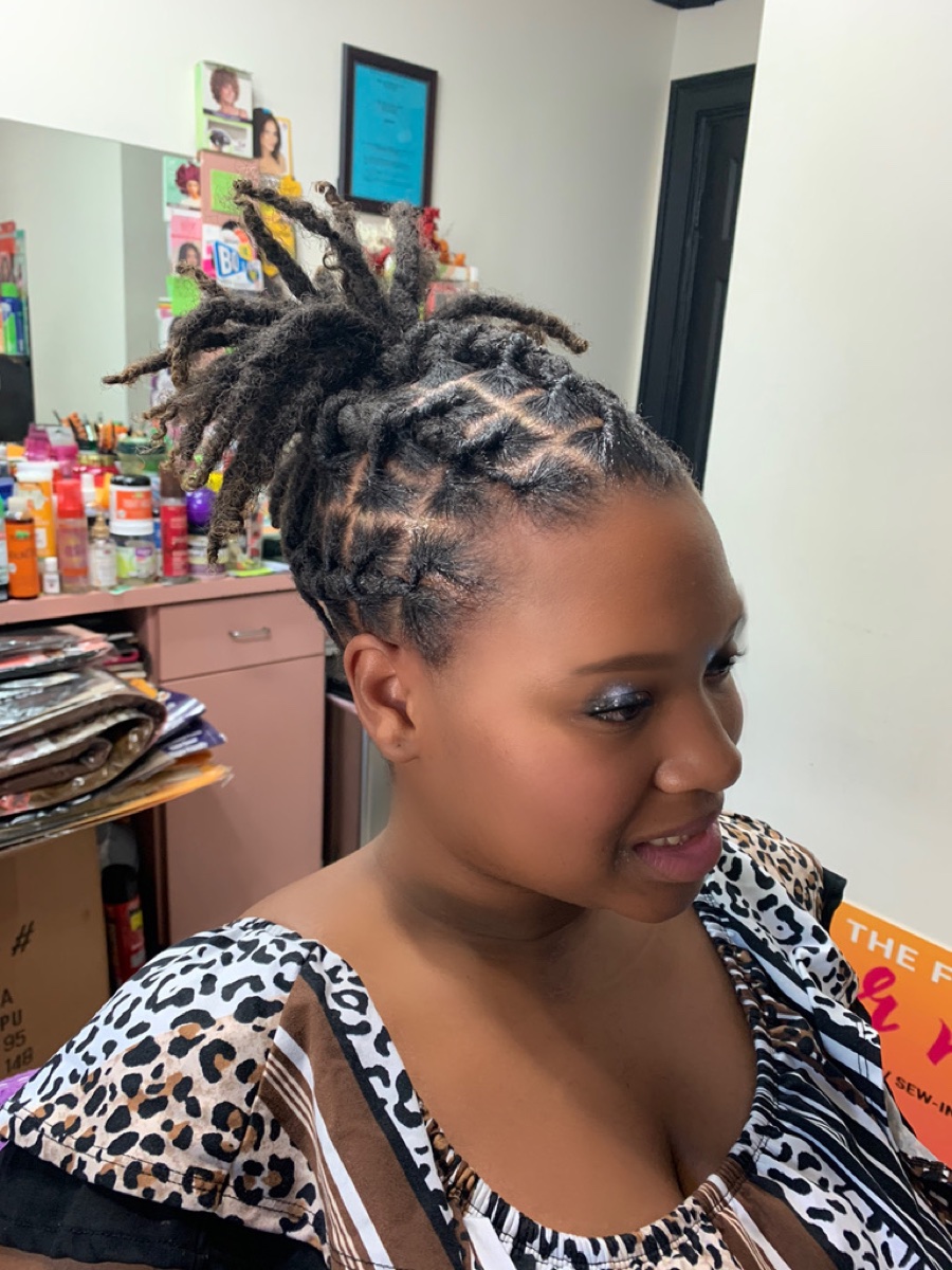 Client with detailed loc updo